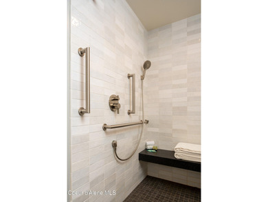 Experience the textures and warmth of refined waterfront living - photo 18