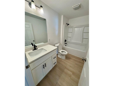 Almost new 4 Bed/ 2.5 Bath home in one of the most desired areas - photo 7