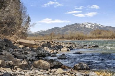 This 17.77 acre Snake River private estate offers a rare - photo 11