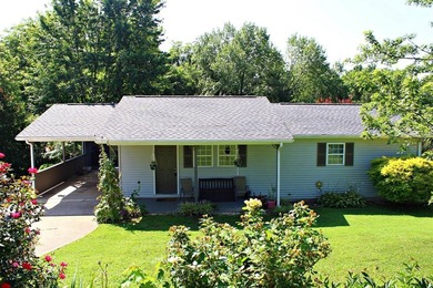 Escape to the lake without sacrificing comfort! This - photo 1