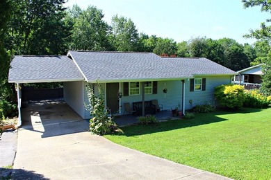 Escape to the lake without sacrificing comfort! This - photo 2