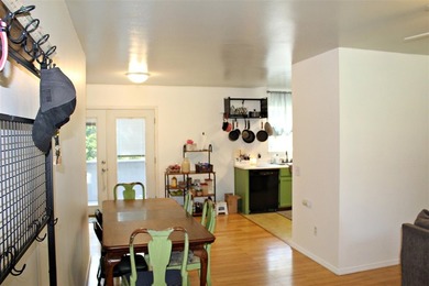 Escape to the lake without sacrificing comfort! This - photo 3