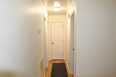 Escape to the lake without sacrificing comfort! This - photo 7