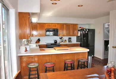 DOCK,LAKE FRONT & AMAZING YR ROUND LAKE VIEWS,* OK,4 BR/4 BA - photo 19