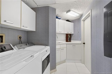 Enjoy oceanfront living in this sunny and bright three-bedroom - photo 32