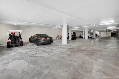 Enjoy oceanfront living in this sunny and bright three-bedroom - photo 40