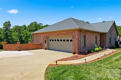 Tucked away in the back of a quiet cove, this stunning 3-bedroom - photo 13
