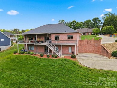 Tucked away in the back of a quiet cove, this stunning 3-bedroom - photo 15