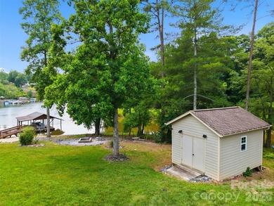 Tucked away in the back of a quiet cove, this stunning 3-bedroom - photo 16