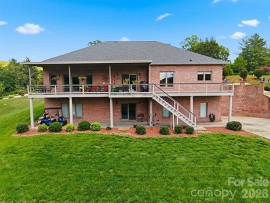 Tucked away in the back of a quiet cove, this stunning 3-bedroom - photo 17