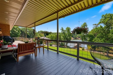 Tucked away in the back of a quiet cove, this stunning 3-bedroom - photo 18
