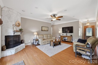 Tucked away in the back of a quiet cove, this stunning 3-bedroom - photo 23