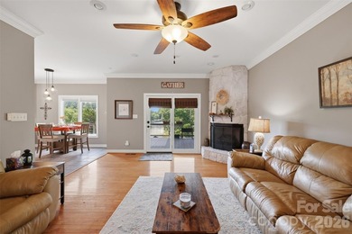 Tucked away in the back of a quiet cove, this stunning 3-bedroom - photo 26
