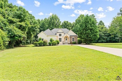 Welcome to 2850 Arrowhead Drive in Lizella! Nestled on 2 private - photo 1