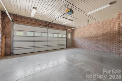 Tucked away in the back of a quiet cove, this stunning 3-bedroom - photo 36