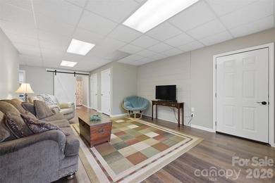 Tucked away in the back of a quiet cove, this stunning 3-bedroom - photo 38