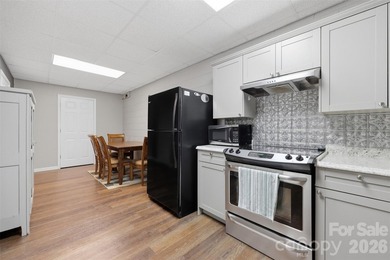 Tucked away in the back of a quiet cove, this stunning 3-bedroom - photo 41