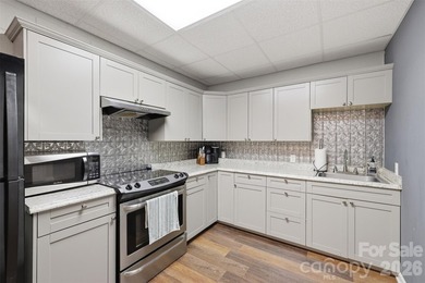 Tucked away in the back of a quiet cove, this stunning 3-bedroom - photo 42