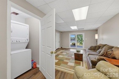 Tucked away in the back of a quiet cove, this stunning 3-bedroom - photo 46