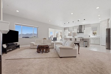 Welcome to this stunning Salem home offering nearly 5,200 sq. ft - photo 6
