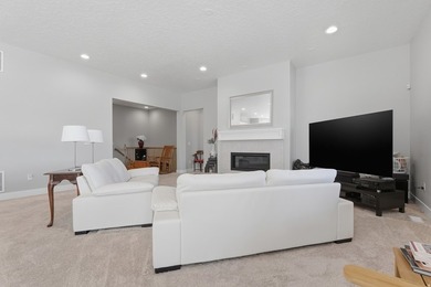 Welcome to this stunning Salem home offering nearly 5,200 sq. ft - photo 8