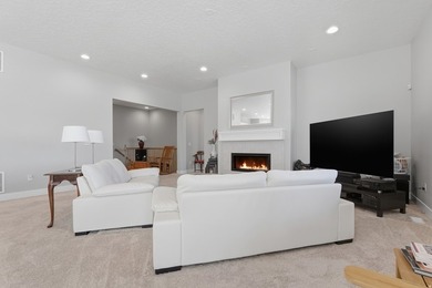 Welcome to this stunning Salem home offering nearly 5,200 sq. ft - photo 9