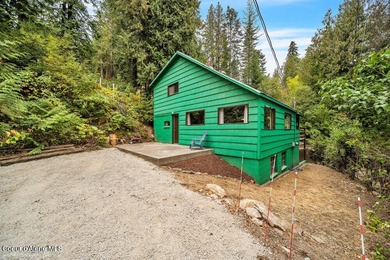 Welcome to The Shamrock, a charming lakeside retreat tucked into - photo 1