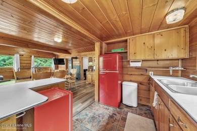 Welcome to The Shamrock, a charming lakeside retreat tucked into - photo 8