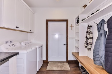Beautiful, maintenance free, home with a huge garage! This home - photo 13