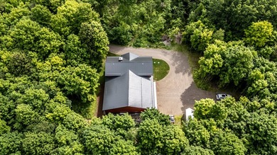 Beautiful, maintenance free, home with a huge garage! This home - photo 30