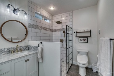 What a Light and Bright- Beautiful Home- Near Discovery Park in - photo 22