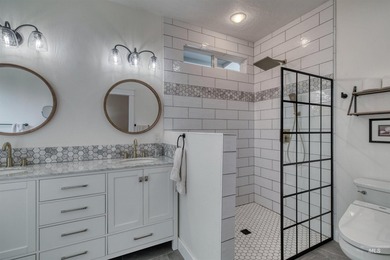 What a Light and Bright- Beautiful Home- Near Discovery Park in - photo 23