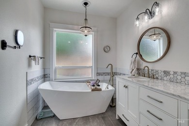 What a Light and Bright- Beautiful Home- Near Discovery Park in - photo 24