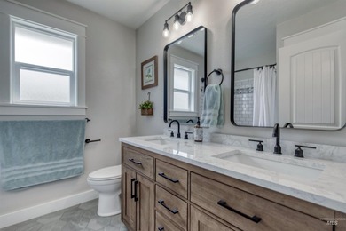What a Light and Bright- Beautiful Home- Near Discovery Park in - photo 31