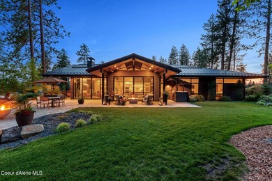 This impressive property effortlessly combines mid-century - photo 3