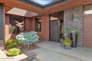 This impressive property effortlessly combines mid-century - photo 6