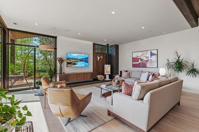 This impressive property effortlessly combines mid-century - photo 7
