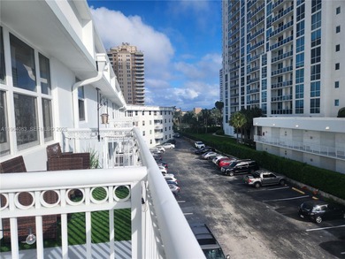 One bedroom One bath Condo steps away from Hallendale Beach