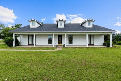 Beautifully updated and thoughtfully designed, this 3-bedroom - photo 4