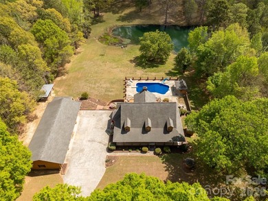 Welcome to a truly rare luxury estate set on over 3 acres - photo 8