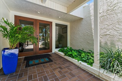 Beautifully remodeled 3 BR/3 BA home with a full 2 car garage in - photo 8