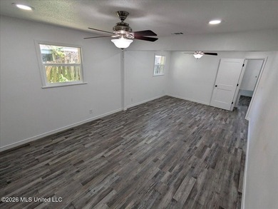 Must see! Absolutely everything in this stunning 4-bedroom - photo 12