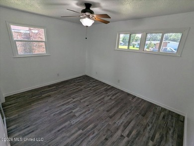 Must see! Absolutely everything in this stunning 4-bedroom - photo 20