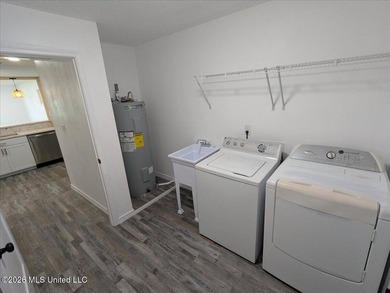 Must see! Absolutely everything in this stunning 4-bedroom - photo 22