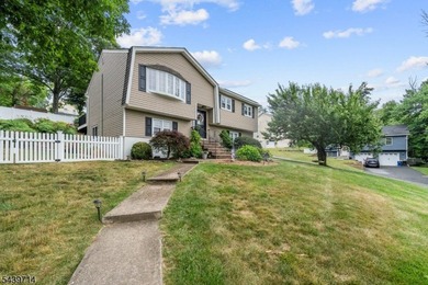 Welcome home to this beautifully maintained 4-bedroom bi-level - photo 30