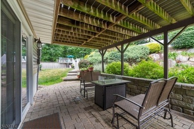 Welcome home to this beautifully maintained 4-bedroom bi-level - photo 36