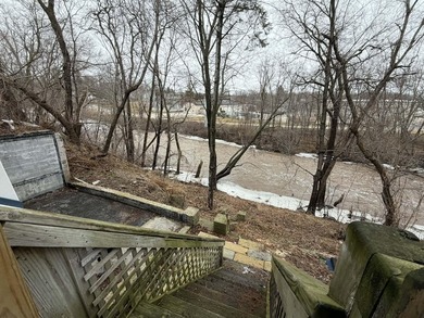 Vacant and well-maintained 2-family upper/lower duplex located - photo 4