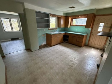 Vacant and well-maintained 2-family upper/lower duplex located - photo 9