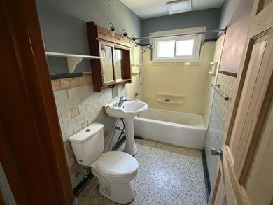 Vacant and well-maintained 2-family upper/lower duplex located - photo 10
