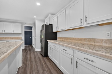 Spacious 5-bedroom, 3-bath mobile home built in 2017, offering - photo 34